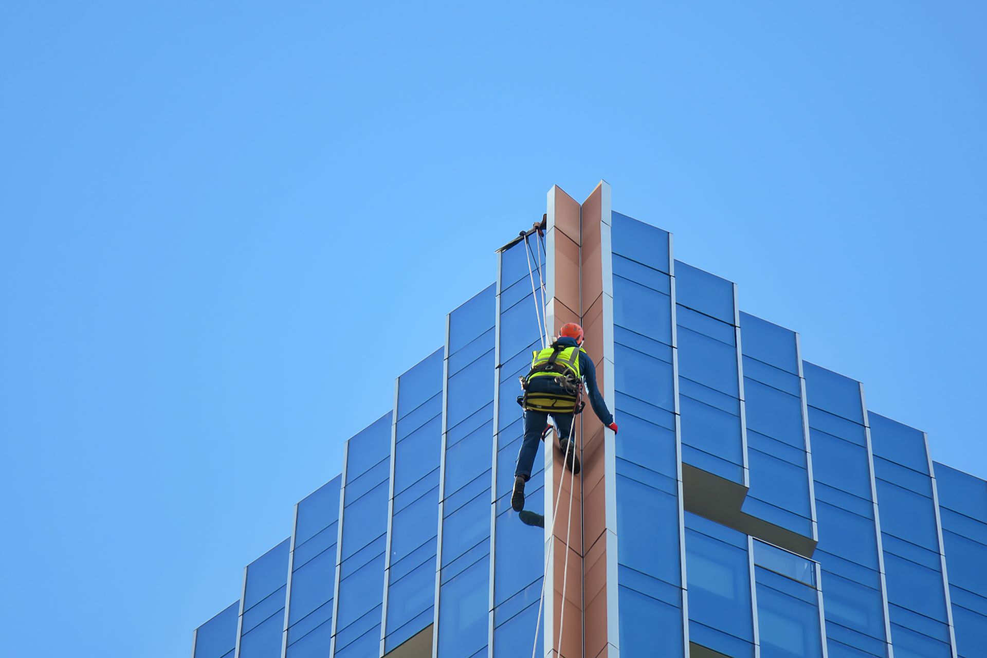 cladding cleaner climbing the building