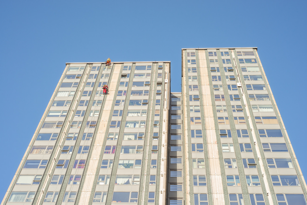 High-Rise Rope Access Building Cleaning: Why Experience Matters
